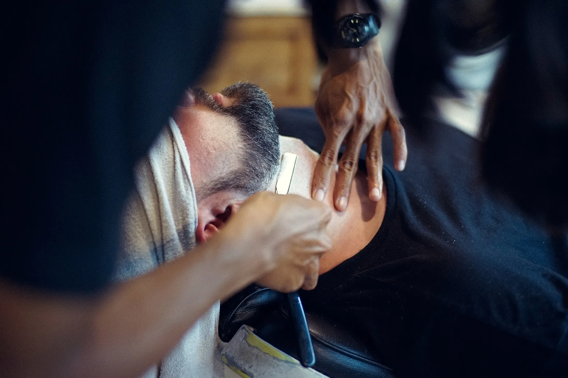 El estilista perfilando una barba en el salón (foto de muestra)
