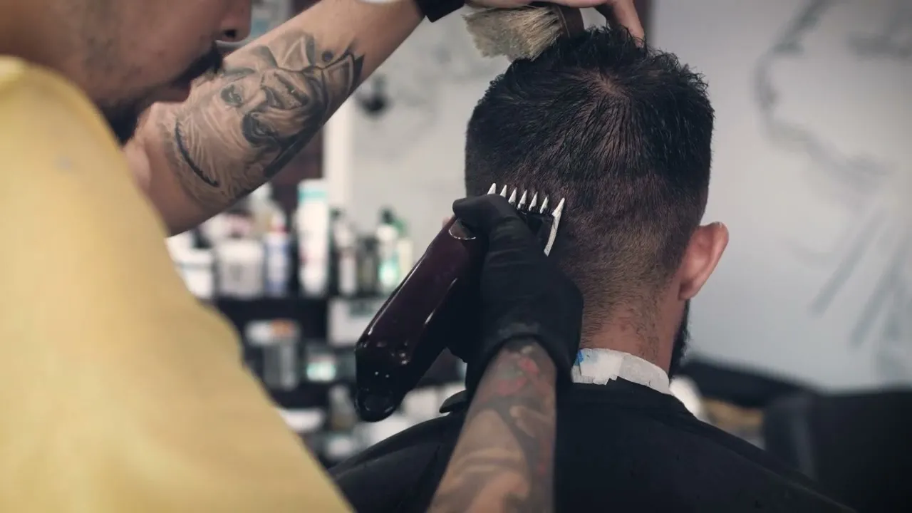 Corte de pelo en el salón (video de muestra)